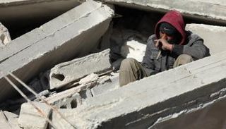 سوري يبكي أفراد عائلته تحت الأنقاض