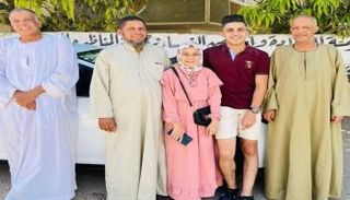 الطالبة هند علاء مع والدها وشقيقها 