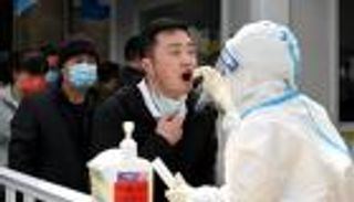 عالم صيني: يجب أن يهدأ خوف العالم من متحورات كورونا