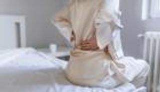 طرق تخفيف آلام الظهر في مرحلة انقطاع الطمث.. ماذا عن التغذية؟