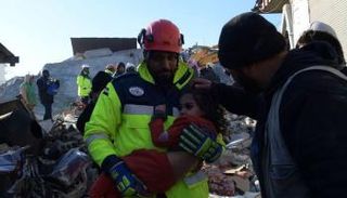 منقذون عقب إخراج طفلة من تحت الأنقاض