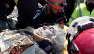 "أريفي كوتش" عقب خروجها من تحت الأنقاض