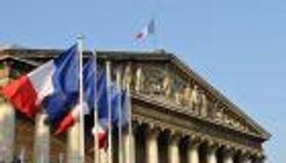 هروب ناشطة مطلوبة بالجزائر إلى فرنسا.. باريس تحاول كبح الأزمة