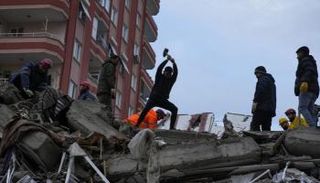 محاولات البحث عن ناجين لا تتوقف في تركيا