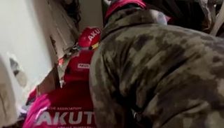 جانب من عمليات إنقاذ الطفل