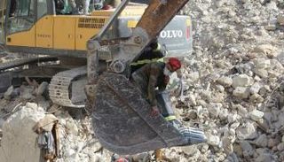 جانب من عمليات رفع الأنقاض بعد الزلزال