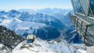 ناجون من تغير المناخ.. أفضل منتجعات الجليد حول العالم