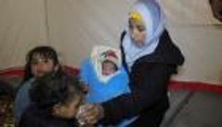 سورية تضع ابنها وسط رعب الزلزال: رجعني للحياة (صور)