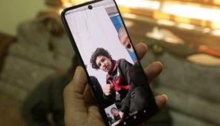 ناصر الوكاع يتحدث عبر مكالمة فيديو مع أحد أطفاله