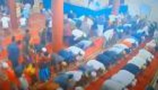 زلزال سوريا وتركيا المدمر.. مفاجأة في صورة المصلين في أثناء الهزة