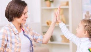 الطفل يحتاج إلى حنان واحتواء الوالدين 