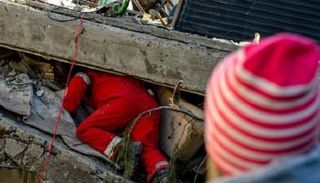 جهود مضنية لإخراج العالقين تحت الأنقاض