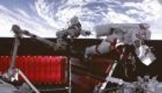 طاقم محطة الفضاء الصينية يكمل أول جولة سير في الفضاء