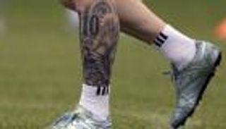 من ميسي لإبراهيموفيتش.. 5 نجوم أدمنوا الوشوم في كرة القدم