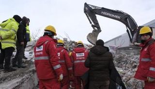 جانب من آثار الزلزال المدمر في تركيا