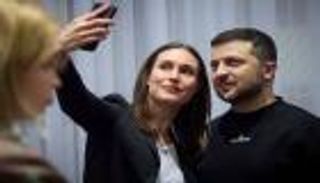 زيلينسكي في المحافل الأوروبية.. قبلات خلف خطوط النار (فيديو)