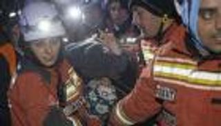 "الأمل وسط الأنقاض".. إنقاذ سيدتين بعد 122 ساعة من الزلزال