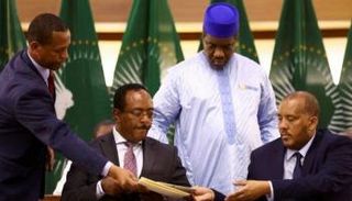 جانب من توقيع اتفاق السلام بين الحكومة الإثيوبية وجبهة تيغراي- رويترز
