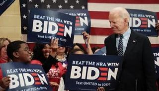 بايدن وسط لفيف من أنصاره