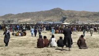 مواطنون أفغان يحاولون مغادرة أفغانستان