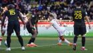 بـ"مكبر صوت".. نجم باريس سان جيرمان يحتوي غضب الجماهير