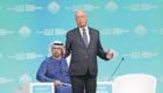كلاوس شواب بـ"قمة الحكومات".. مؤسس "دافوس" يخطط لتغيير "حالة العالم" (بروفايل)