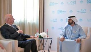 الشيخ محمد بن راشد آل مكتوم وكلاوس شواب