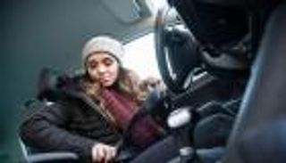 لهذا السبب.. لا ترتدي سترات سميكة عند قيادة السيارة