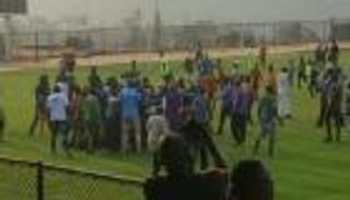 غرائب أفريقيا.. ركلة جزاء تعرض حياة حكم كرة قدم للخطر (فيديو)