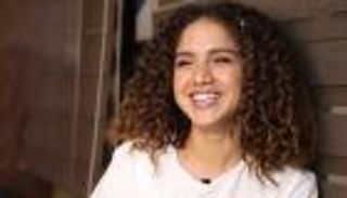 رنا رئيس تؤدي مناسك العمرة في ذكرى وفاة والدها وجدها