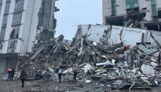 جانب من آثار الزلزال