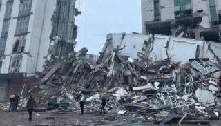 جانب من آثار الزلزال