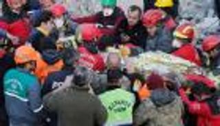 فتاة تركية تخرج حية من تحت الأنقاض بعد 183 ساعة