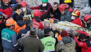 صبي خرج من تحت الأنقاض قبل ساعة من إخراج الفتاة