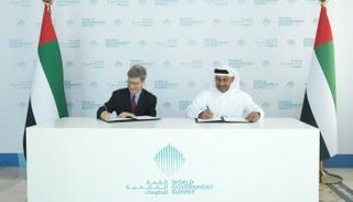 أثناء توقيع اتفاقية التفاهم