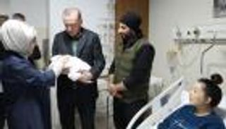 بالصور.. أردوغان وقرينته يزوران مصابي الزلزال