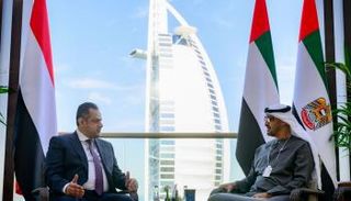 الشيخ محمد بن زايد آل نهيان مستقبلا معين عبدالملك على هامش قمة الحكومات بدبي