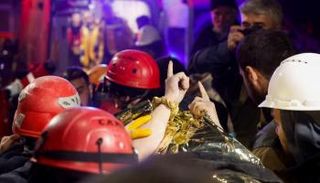 إنقاذ سوري من تحت الأنقاض في تركيا