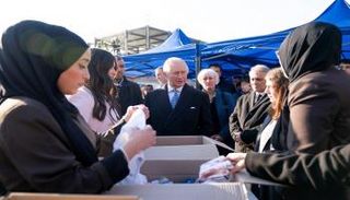 تشارلز ملك بريطانيا يلتقي متطوعين أتراك وسوريين في لندن - رويترز