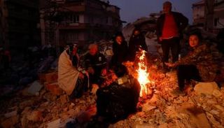 ناجون من الزلزال يتحلقون حول نار في هاتاي التركية