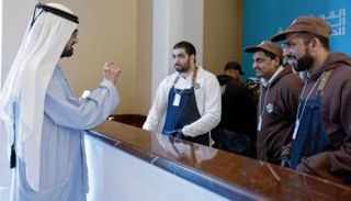الشيخ محمد بن راشد آل مكتوم يتحدث إلى فريق الكافيه