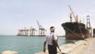 ميناء الحديدة.. تحذير يمني للتجار والسفن من "شائعات" الحوثي