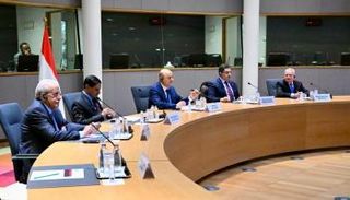 جانب من لقاء العليمي ورئيس المجلس الأوروبي