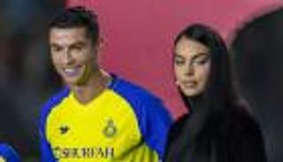 من ليفاندوفسكي إلى رونالدو.. هكذا احتفل نجوم الكرة بعيد الحب