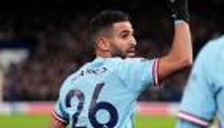 كواليس دكة بدلاء مانشستر سيتي أمام أرسنال.. هل شعر محرز بالغضب؟