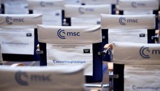 مقاعد تحمل شعار مؤتمر ميونخ للأمن