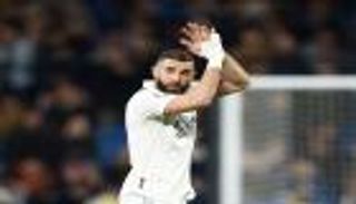 ضربة مفاجئة.. هل يغيب كريم بنزيما عن مباراة ليفربول وريال مدريد؟