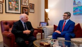 جانب من لقاء الشيخ عبدالله بن زايد آل نهيان والسيناتور بن كاردين