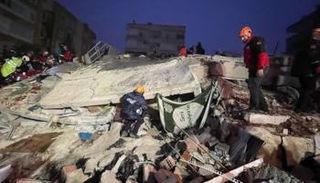 آثار الزلزال المدمر في تركيا