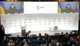 دموع على منصة ميونخ.. الإنسانية تغلب السياسة